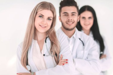 Yakın plan, bir grup tıp doktoru bir arada duruyor.