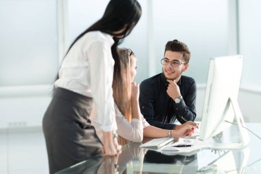 İş ekibi yeni bir iş projesi için fikir alışverişinde bulunuyor.