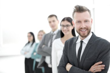 İş adamlarının önünde duran kendine güvenen bir iş adamı.