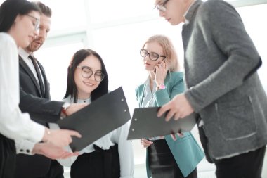 yeni fikirleri tartışmak bir modern iş takım görüntüsü