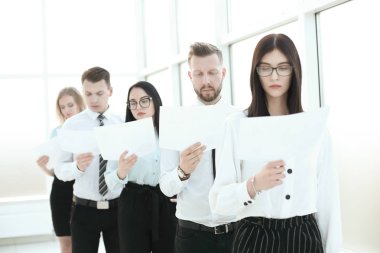 üst üste duran belgeleri ile çalışan grubu