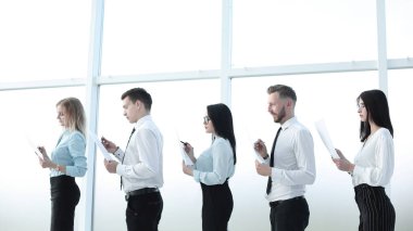 iş takım üst üste duran belgelerle.