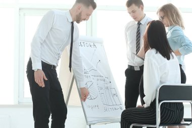 Yöneticisi iş takım yeni projesiyle sunumunu açıklanır.