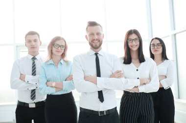 Kendine güvenen iş takım ayakta ofiste.