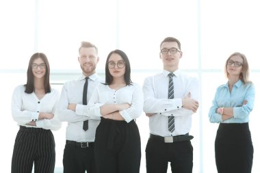 Genç profesyonel birlikte ayakta grup gülümseyen