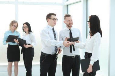 iş takım ve çalışanların iş toplantısında önce karşılıklı