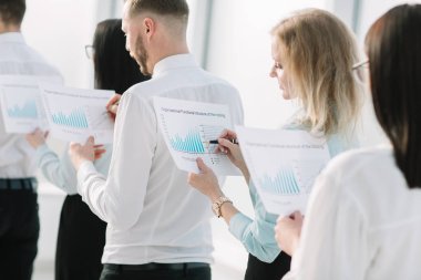 yakın çekim. finansal raporlar doğrultusunda ayakta olan çalışanlar