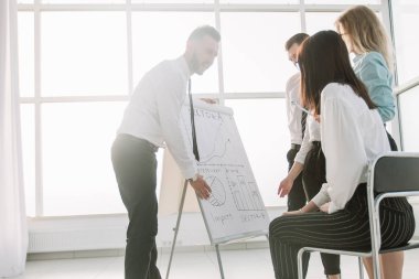 Yeni Office projesi tanıtımı tartışmak iş takım