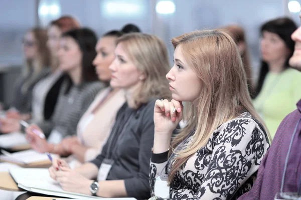 Mujer de negocios en el fondo de los colegas en la sala de conferencias — Foto de Stock