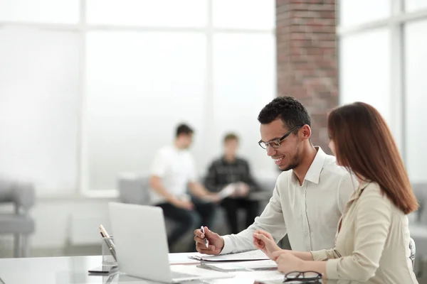 Empleados sentados en una mesa en la oficina  . —  Fotos de Stock