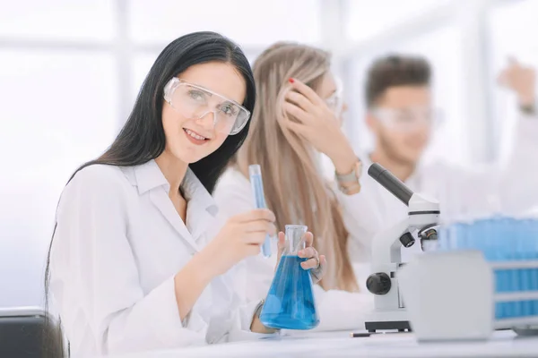 Grupo de jóvenes científicos realizan investigaciones en el laboratorio . — Foto de Stock