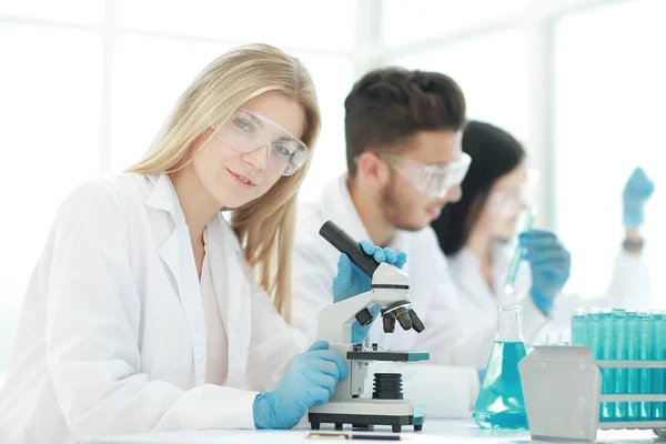 Close-up.vrouwelijke wetenschapper werkzaam in een modern laboratorium — Stockfoto