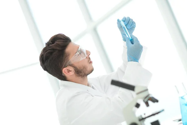 Fecha. cientista com um tubo médico em pé no laboratório — Fotografia de Stock