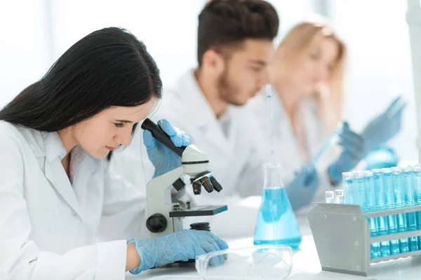 가까운 up.female 과학자는 현미경을 사용 하 여 액체를 분석 하. — 스톡 사진