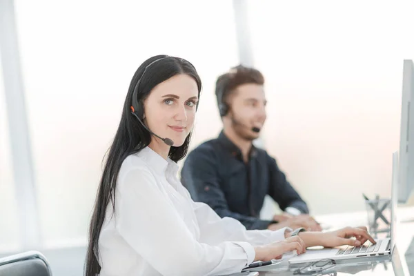 Opérateurs de centre d'appels sur le lieu de travail dans le bureau . — Photo