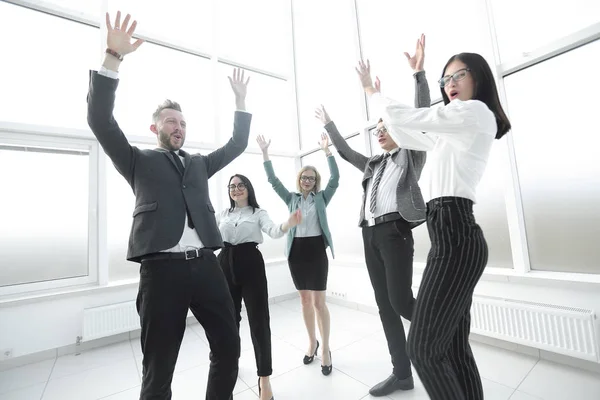 Молода бізнес команда тримає руки вгору — стокове фото