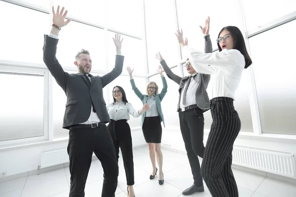 Equipo empresarial joven con las manos en alto — Foto de Stock