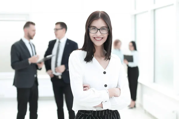 Portrait de heureuse jeune femme d'affaires sur fond de bureau — Photo