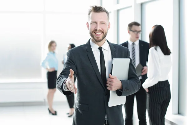 Sonriente hombre de negocios dando su mano por un apretón de manos —  Fotos de Stock