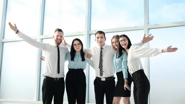 Equipo empresarial exitoso de pie cerca de la ventana de la oficina . — Foto de Stock