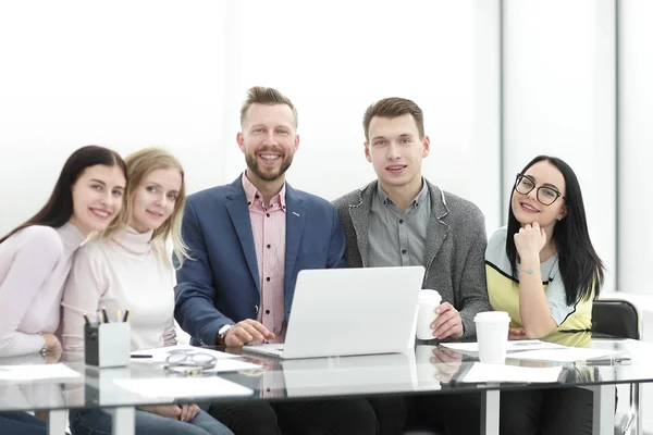 Equipo de negocios sentado juntos en el escritorio . — Foto de Stock