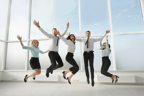 Счастливая деловая команда веселится в пустом новом офисе . — стоковое фото