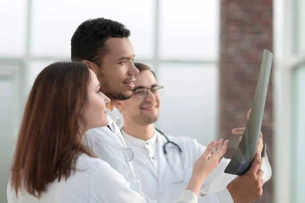 Group of doctors discussing the patients x-ray after surgery — Stock Photo, Image