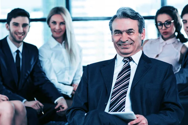 Un groupe d'hommes d'affaires discutant de la politique de l'entreprise dans le bureau . — Photo