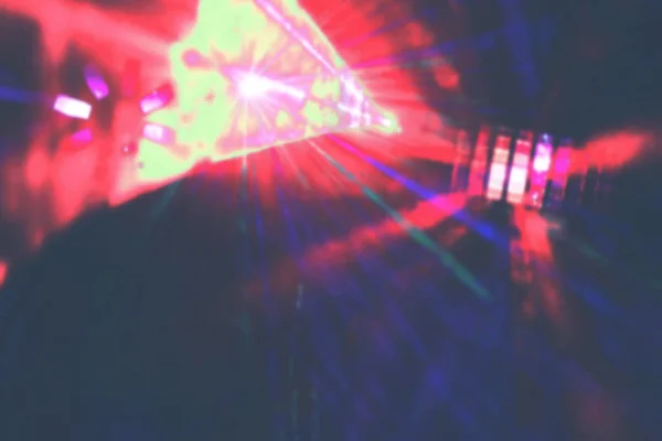 Verlichting disco met heldere stralen van zoeklicht, laser show. — Stockfoto