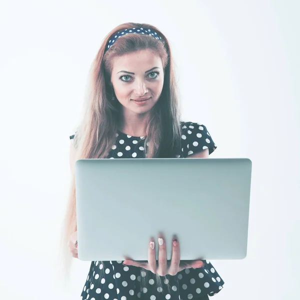 Porträtt av säker kvinnliga administratör med en öppen laptop — Stockfoto