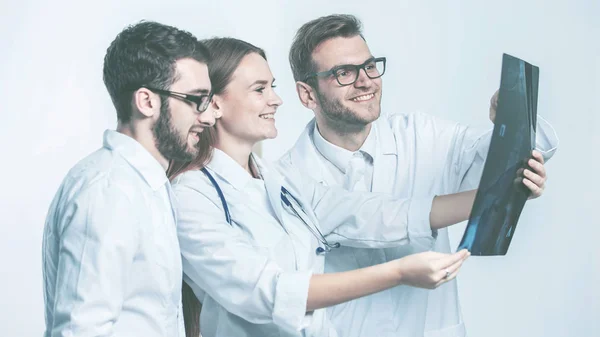 Egy fehér háttér és röntgen diagnosztikai technikusokra csoportja — Stock Fotó