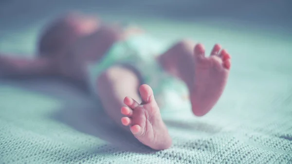 Koncepce zdraví - Detailní záběr na nohy novorozené dítě ležící — Stock fotografie