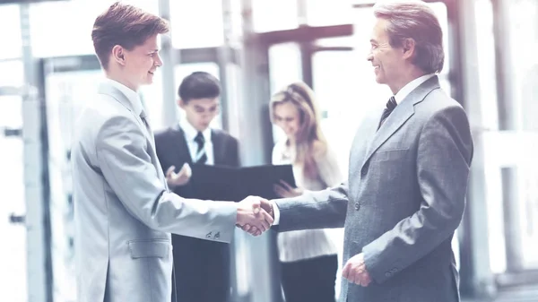 Zakenmensen schudden elkaar de hand en ronden de vergadering af. — Stockfoto