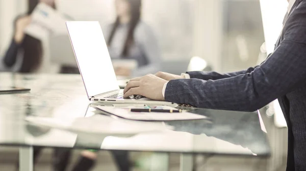 Financiële managers werken op laptop met financiële gegevens op de werkplek in een modern kantoor — Stockfoto