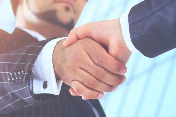 Göra en deal. Handshake skott från låg vinkel mot bakgrund av Businesscenter — Stockfoto