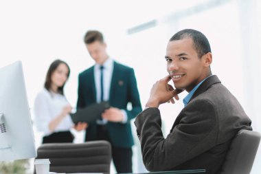 kendine güvenen genç işadamı arka plan bulanık Office