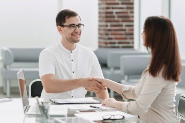 karşılıklı bir işadamı ve resepsiyon ofiste oturan işkadını