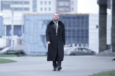 büyük bir şehir sokakta duran işadamı