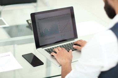 ofiste dizüstü bilgisayarda yazarak up.businessman kapatın