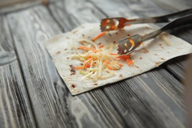 lahana Pide üzerinde kopya alanı ile ahşap background.photo dilimlenmiş