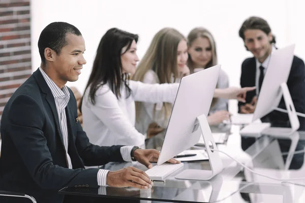 Empresarios en la reunión discuten temas actuales en la oficina moderna — Foto de Stock