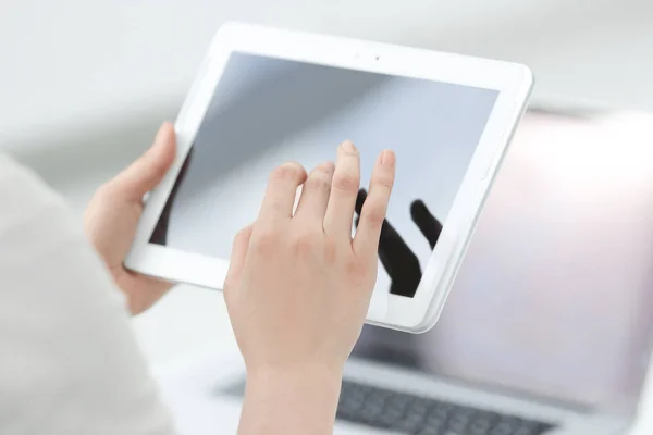 De cerca. empresaria empujando usando tableta digital . —  Fotos de Stock