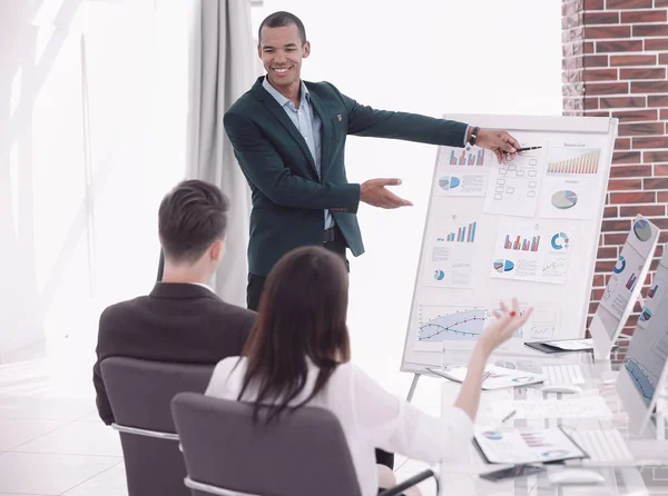 Equipo de negocios prepara la presentación de un nuevo proyecto financiero — Foto de Stock