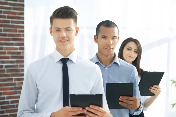 Retrato de uma equipe executiva de negócios no fundo do escritório — Fotografia de Stock