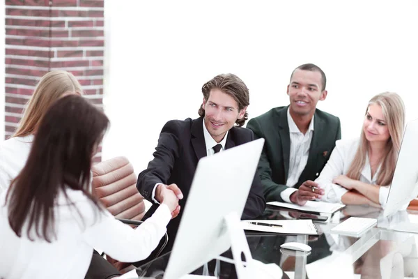 Handshake affärskvinnor med affärspartner vid förhandlingsbordet — Stockfoto