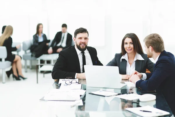 Obchodní tým diskutující a spolupracující na kancelářské schůzce s notebookem — Stock fotografie