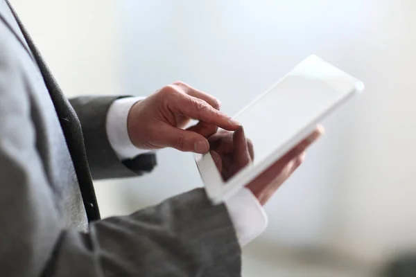 Close up.the main des hommes d'affaires appuie sur l'écran d'une tablette numérique.photo avec espace de copie — Photo