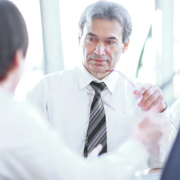 Närbild. Business-team som talar medan du sitter vid ditt skrivbord — Stockfoto