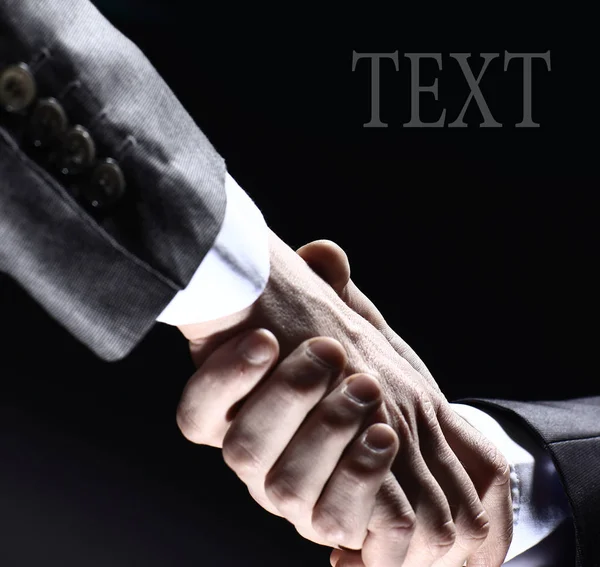 Close up.business Handshake isoliert auf schwarzem Hintergrund.photo mit Kopierraum — Stockfoto