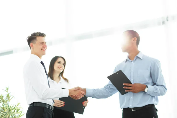 Vriendelijke zakenmensen schudden handen op onscherpe achtergrond — Stockfoto